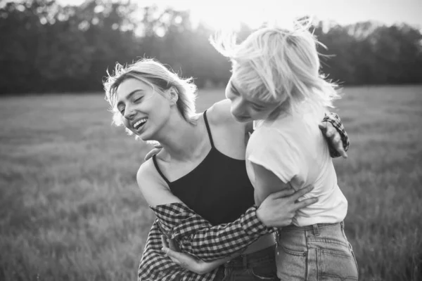 Dos Chicas Alegres Divirtiéndose Abrazándose Césped — Foto de Stock