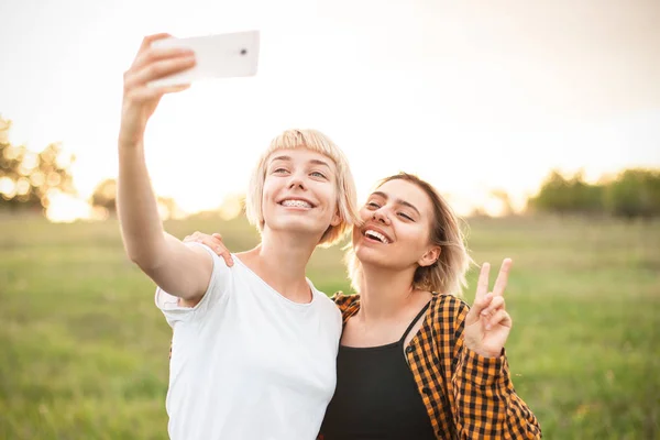 两名年轻女子在户外用手机打自拍 最好的朋友 — 图库照片