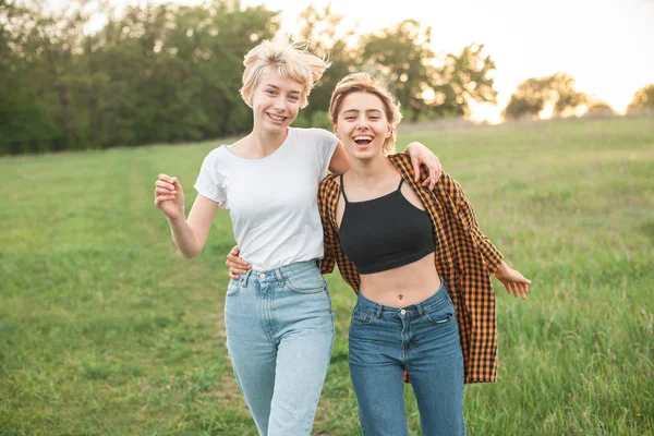 Twee Meisjes Lopen Knuffelen Buiten Avond Beste Vrienden — Stockfoto