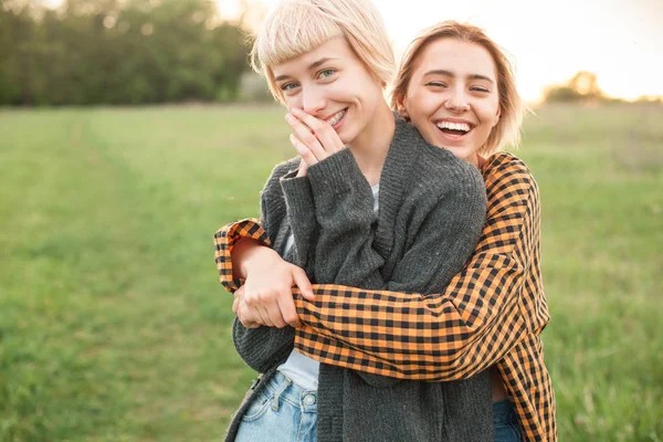 Deux Jeunes Femmes Gaies Embrassant Extérieur Coucher Soleil Meilleurs Amis — Photo