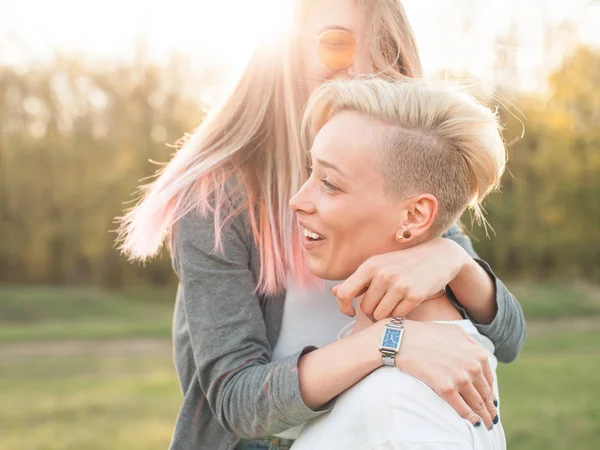 Dos Mujeres Alegres Divirtiéndose Aire Libre Mejores Amigos —  Fotos de Stock