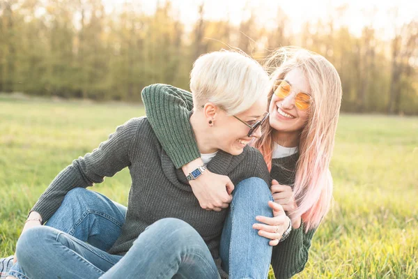 Två Kvinnor Sitter Gräsmattan Bästa Vänner — Stockfoto