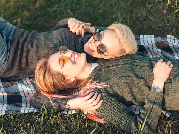 Duas Mulheres Estão Deitadas Relvado Melhores Amigos — Fotografia de Stock