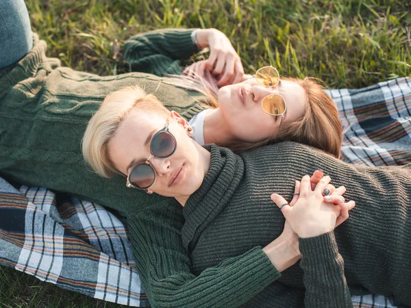 Två Kvinnor Ljuger Gräset Bästa Vänner — Stockfoto