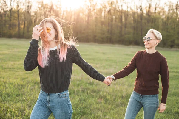 Duas Mulheres Estão Caminhar Campo Melhores Amigos — Fotografia de Stock