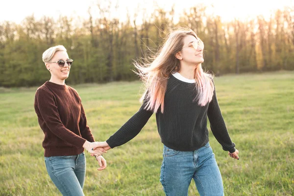 Duas Jovens Estão Caminhando Campo Sob Luz Sol — Fotografia de Stock