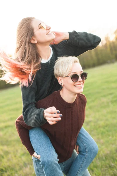 两个年轻女子在日落时玩得开心 — 图库照片