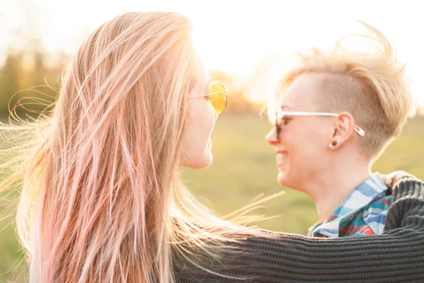 Duas Mulheres Abraçam Livre Pôr Sol Fechar — Fotografia de Stock