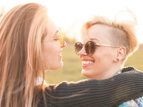 Due Giovani Donne Che Abbracciano All Aperto Tramonto Vicino — Foto Stock