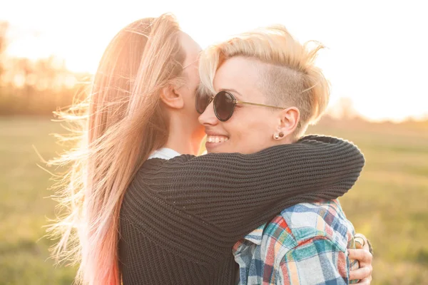 两名年轻女子在日落时拥抱在户外 最好的朋友 — 图库照片