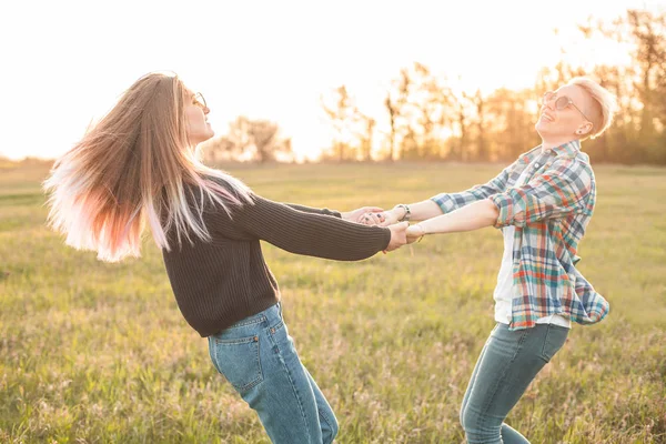 Две Молодые Женщины Веселятся Открытом Воздухе Закате — стоковое фото