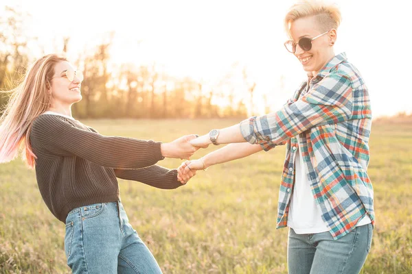 Dos Mujeres Jóvenes Divirtiéndose Aire Libre Atardecer —  Fotos de Stock