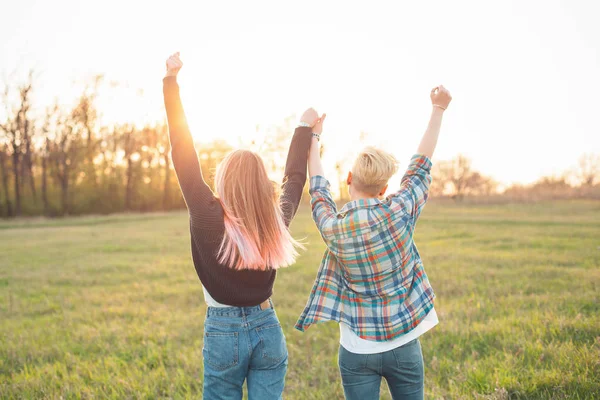 Duas Jovens Mulheres Olhando Para Pôr Sol — Fotografia de Stock