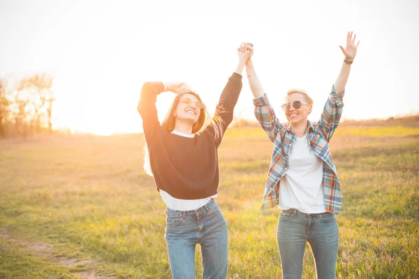 Két Fiatal Nők Állva Mezőben Naplemente Legjobb Barátok — Stock Fotó
