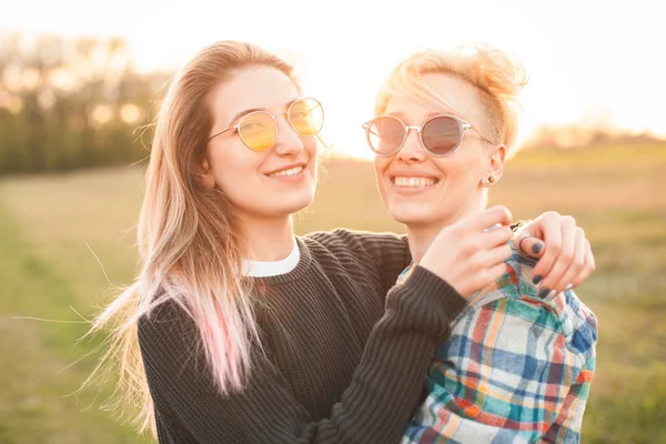 Duas Jovens Mulheres Livre Pôr Sol — Fotografia de Stock