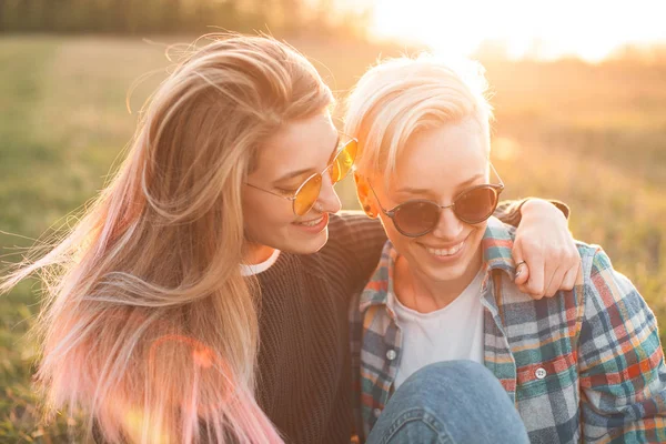 Två Unga Kvinnor Sitter Fältet Ljuset Sunset — Stockfoto