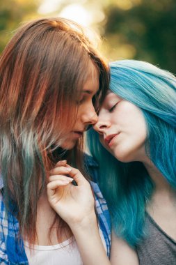 İki güzel genç kadın portresi. Yakın çekim.