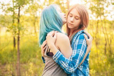 İki güzel genç kadın harcamak zaman açık havada ve sarılma.