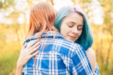 İki nazik genç kadın açık havada sarılma.