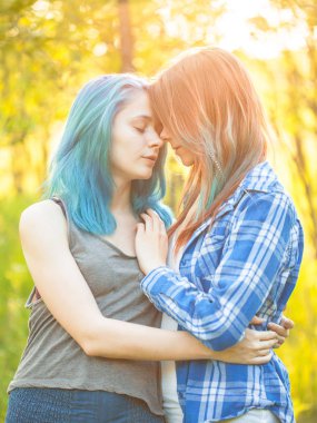 İki nazik genç kadın açık havada portresi.