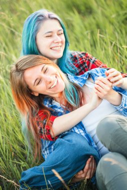 En iyi iki arkadaş çimlere eğleniyor.