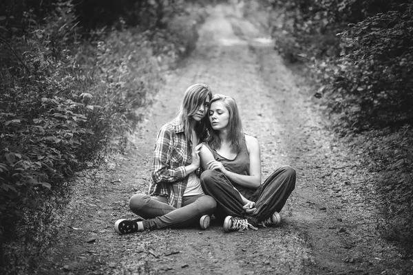 Dwie Dziewczyny Delikatny Odpocząć Lesie Najlepsi Przyjaciele — Zdjęcie stockowe