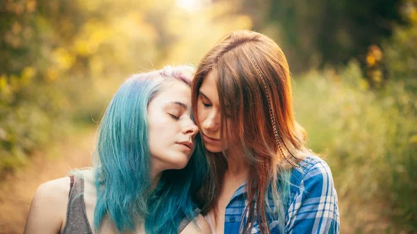 Deux Belles Jeunes Femmes Reposent Dans Forêt Couleurs Chaudes — Photo