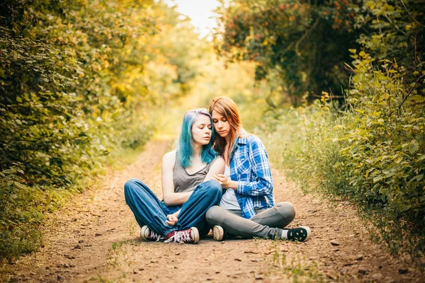 Zwei Sanfte Junge Frauen Ruhen Sich Wald Aus Beste Freunde — Stockfoto