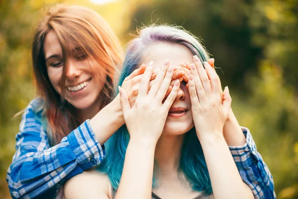 Jovem Alegre Cobre Olhos Seus Amigos Besta — Fotografia de Stock