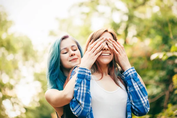 Jovem Alegre Cobre Olhos Outra Mulher Melhores Amigos — Fotografia de Stock