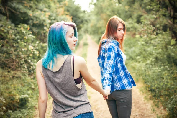 Due Giovani Donne Che Camminano Sul Sentiero Della Foresta — Foto Stock