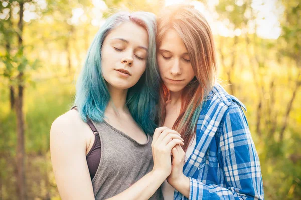 Deux Belles Jeunes Femmes Passent Temps Ensemble Extérieur — Photo