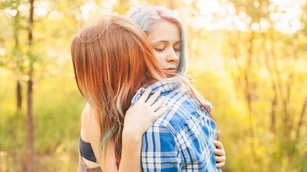 Twee Zachte Jongedame Buitenshuis Zijn Knuffelen Zonlicht — Stockfoto