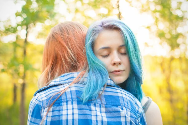 Retrato Duas Jovens Mulheres Gentis Livre Sob Luz Solar — Fotografia de Stock