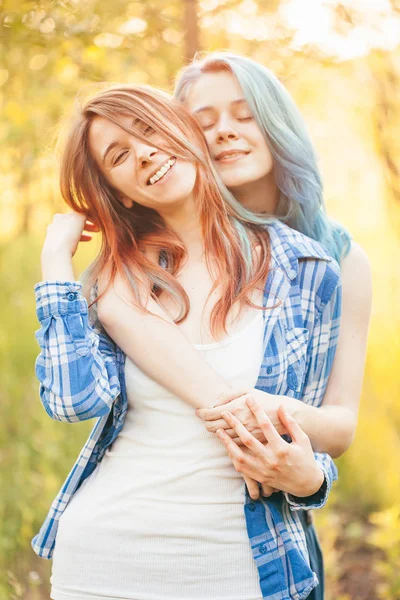 Dos Hermosas Mujeres Jóvenes Pasan Tiempo Aire Libre Por Noche — Foto de Stock