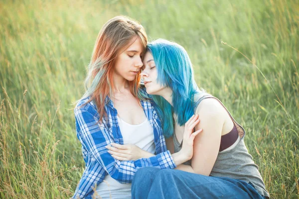 Duas Meninas Bonitas Sentadas Campo Grama — Fotografia de Stock