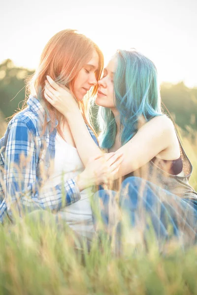 Två Vackra Unga Kvinnor Sitter Gräset — Stockfoto