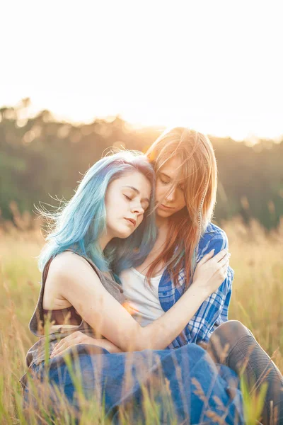 Duas Jovens Mulheres Gentis Sentadas Grama Pôr Sol — Fotografia de Stock