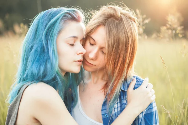 Deux Jeunes Femmes Douces Passent Temps Extérieur — Photo