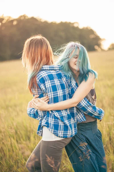 Twee Meisjes Zijn Plezier Het Veld Bij Avond Beste Vrienden — Stockfoto