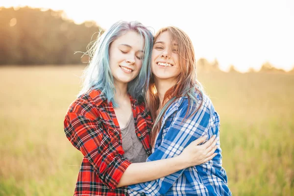 Due Migliori Amici Divertono All Aperto Abbracciano — Foto Stock
