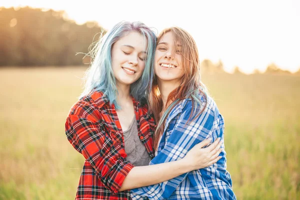 Twee Beste Vrienden Met Plezier Buiten Knuffelen — Stockfoto