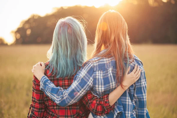 Twee Jonge Vrouwen Permanent Achtergrond Van Zonsondergang Beste Vrienden — Stockfoto