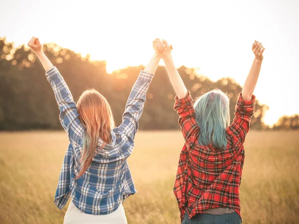 Δύο Νεαρές Γυναίκες Στέκονται Στο Φόντο Των Χέρια Ηλιοβασίλεμα Και — Φωτογραφία Αρχείου