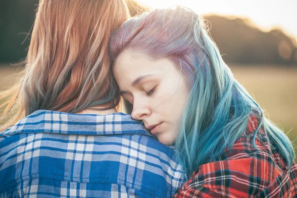 Dwie Młode Kobiety Przytulanie Zewnątrz Najlepsi Przyjaciele — Zdjęcie stockowe