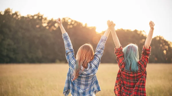 Duas Jovens Mulheres Estão Fundo Pôr Sol Levantar Mãos — Fotografia de Stock