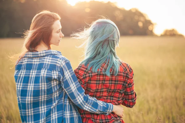 Duas Jovens Mulheres Bonitos Estão Fundo Pôr Sol — Fotografia de Stock