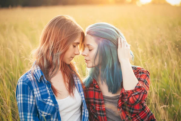 Duas Jovens Mulheres Giras Estão Sentadas Grama Melhores Amigos — Fotografia de Stock