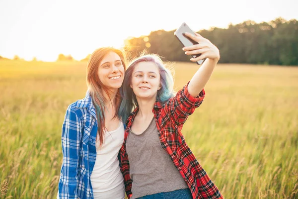Dvě Mladé Ženy Takže Selfie Stojící Tomto Poli Nejlepší Kamarádi — Stock fotografie