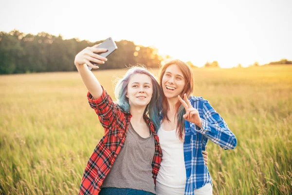 Två Glada Kvinnor Att Göra Selfie Och Står Fältet Bästa — Stockfoto